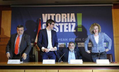 José Antonio Suso y el alcalde de Vitoria, Gorka Urtaran junto al portavoz municipal socialista, Peio López de Munain y a la secretaria general del PSE en la provincia, Cristina González.