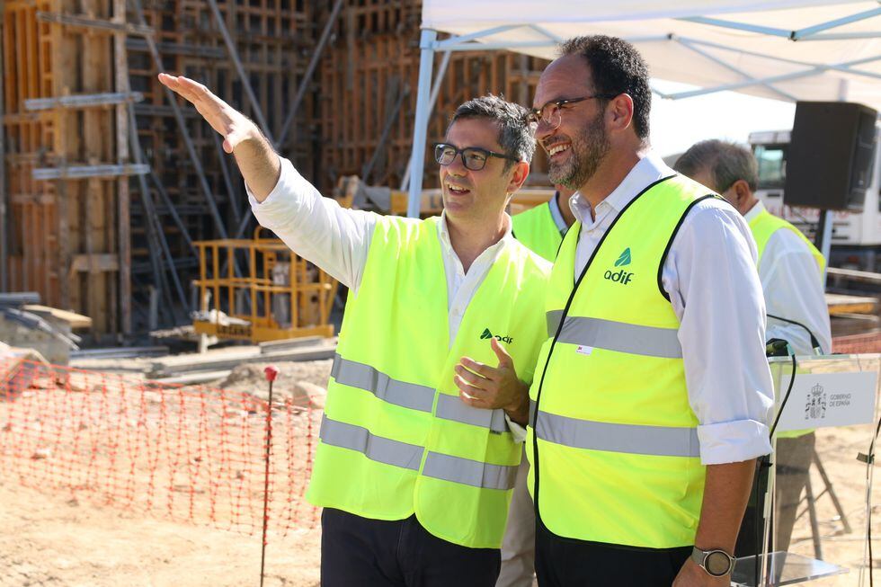 El ministro de la Presidencia, Relaciones con las Cortes y Memoria Democrática en funciones, Félix Bolaños, y el diputado nacional electo por Almería Antonio Hernando visitan las obras del AVE entre Almería y Murcia.