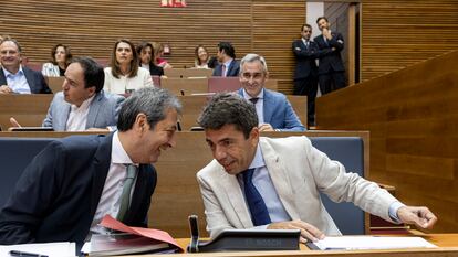 El presidente de la Generalitat, Carlos Mazón, conversa con el vicepresidente primero del Consell, Vicente Barrera, en las Cortes Valencianas.