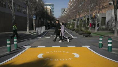 Entorn de l'escola Grèvol de Barcelona, amb senyalització que adverteix de la proximitat del centre.