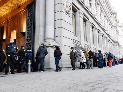 Decenas de personas hacen cola para contratar Letras del Tesoro, en el Banco de España, el 3 de febrero en Madrid.