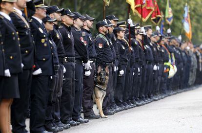 Agentes de Polic&iacute;a, incluido un perro, en la exhibici&oacute;n del Cuerpo Nacional de Polic&iacute;a con motivo de la celebraci&oacute;n del Fiesta Nacional del Doce de Octubre en el paseo de Coches del parque de El Retiro de Madrid.  