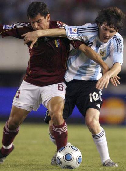 Lionel Messi, de Argentina, y Tomás Rincon, de Venezuela, pelean por el balón