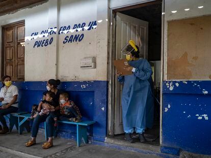 Una familia espera por una consulta médica en el municipio de Petatlán, en la sierra de Guerrero, en diciembre de 2020.