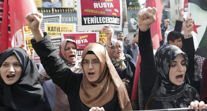 Protesta islamista a Istanbul dissabte contra la intervenció estrangera a Síria. A les pancartes es llegeixen missatges contra la presència de Rússia, els EUA, l'Iran i l'Estat Islàmic a Síria.