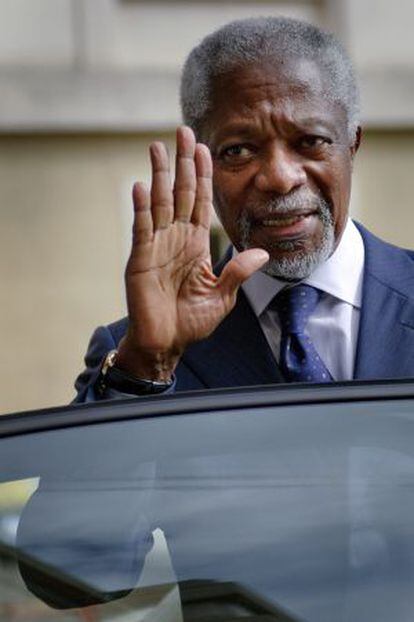Kofi Annan al abandonar la sede de la ONU en Ginebra.