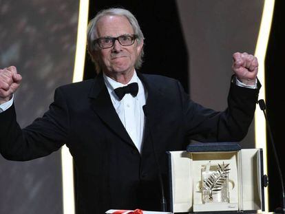 El director británico Ken Loach celebra la Palma de Oro en Cannes.