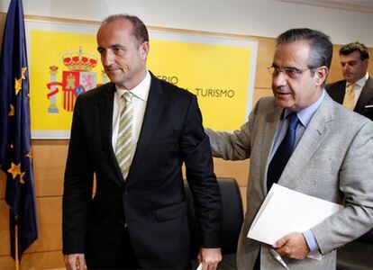 El ministro de Industria, Miguel Sebastián, junto a su colega al frente de Trabajo, Celestino Corbacho.