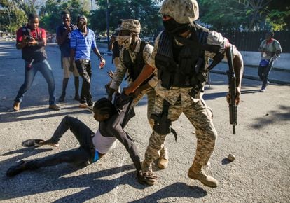 Policías detienen a un manifestante durante las protestas. 