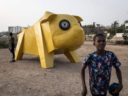 Un niño camina junto a la instalación del artista egipcio Khaled Zaki, en Dakar, en el marco de la Bienal de arte contemporáneo inaugurada este 19 de mayo.