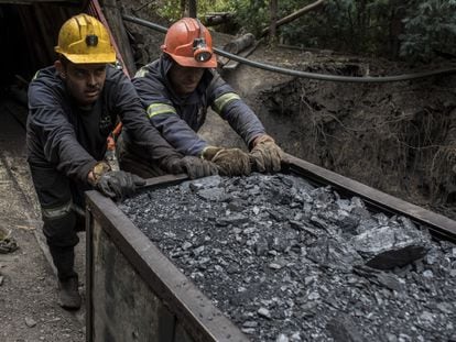 Imagen de archivo de dos mineros empujando un vagón de carbón afuera de una mina en Cucunuba (Colombia).