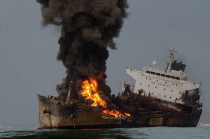 Buque de Pemex que explotó y se incendió frente a la costa de Veracruz.