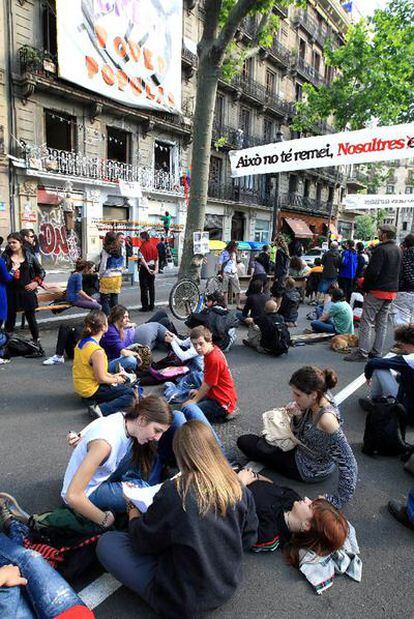 El colectivo <i>okupa</i> celebró ayer una fiesta por todo lo alto en la Gran Via.