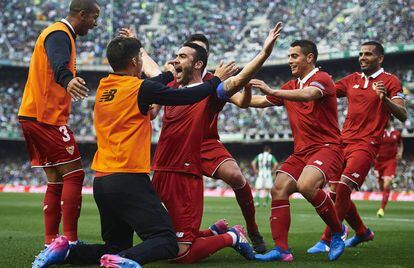 Los jugadores del Sevilla celebran el gol del triunfo ante el Betis. 