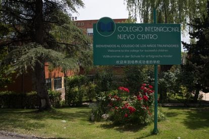 Un cartel da la bienvenida en cuatro idiomas (español, inglés, alemán y chino) al Colegio Internacional Nuevo Centro, en el distrito de Villaverde, Madrid.