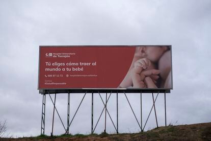 Una valla publicitaria én el Hospital de Torrejón promocionando el parto respetado.