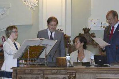 Ángela Bachiller, la primera persona con síndrome de Down concejal en un ayuntamiento español, el de Valladolid, toma posesión de su cargo en presencia del alcalde de la ciudad, Javier León de la Riva (d), durante el pleno municipal celebrado esta mañana.