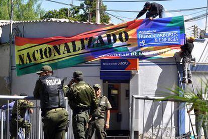 Policías bolivianos custodian las instalaciones de Empresa de Luz y Fuerza Eléctrica, ayer en Cochabamba.