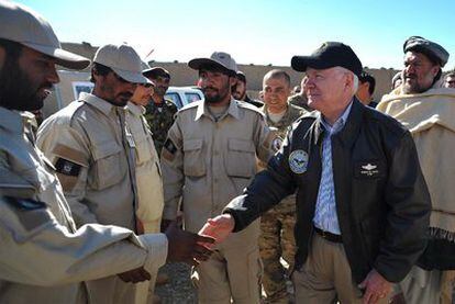 El secretario de Defensa de EE UU, Robert Gates, saluda a los miembros de la policía nacional afgana, durante su visita a las tropas estadounidenses destinadas en el país asiático.