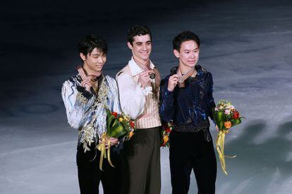 Javier Fernández (en el centro), el japonés Yuzuru Hanyu (izquierda), que ha quedado en segundo puesto, y el kazajo Denis Ten, tercero, muestran sus medallas.