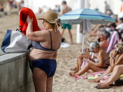 Numerosas personas disfrutan del buen tiempo en la playa de Levante de Benidorm, en Alicante, este enero.
