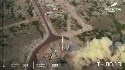 La nave de Blue Origin, la compañía de Jeff Bezos, ha completado este martes un vuelo de poco más de 10 minutos, pero que servirá para cumplir su objetivo personal y comercial: viajar al espacio con su propia nave. En la imagen, el momento del lanzamiento del cohete New Shepard desde Van Horn, Texas.