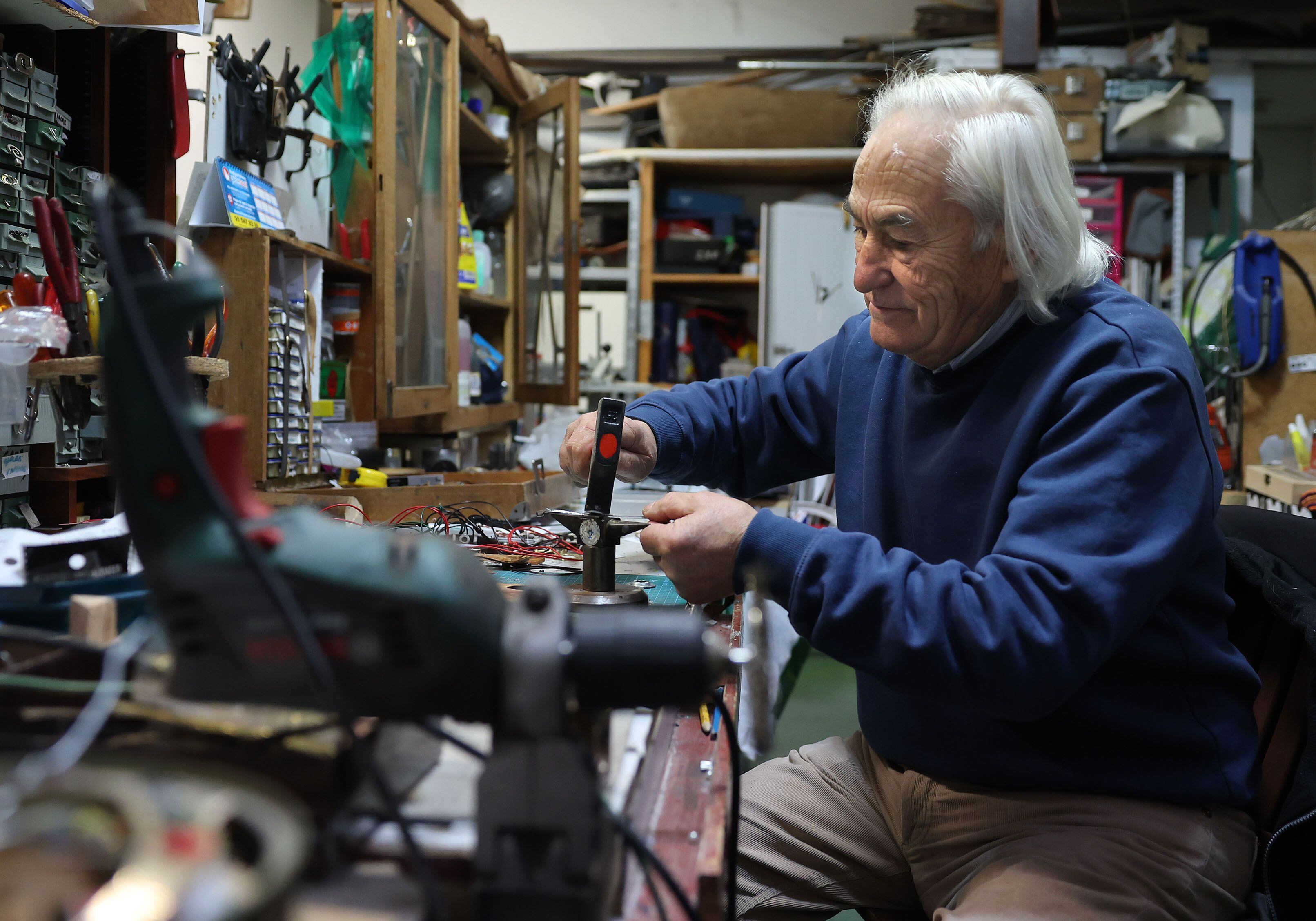Antonio López, de 76 años, en el taller de su casa en Madrid el 29 de diciembre.