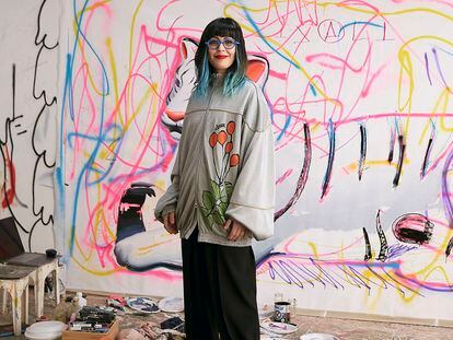 Ana Barriga parte de objetos que almacena, corta, ensambla y luego son la base sobre la que construye sus pinturas. La artista, con chaqueta y pantalón de LOEWE.