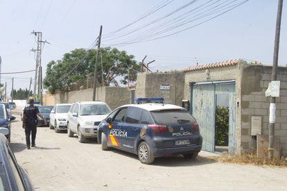 Varios agentes de policía se han presentado en una casa del Camino de San Antonio en Cádiz que estaba regentada por una mujer de 50 años que ha sido detenida y en la que han encontrado ente 1.500 y 2.000 kilos de hachís.