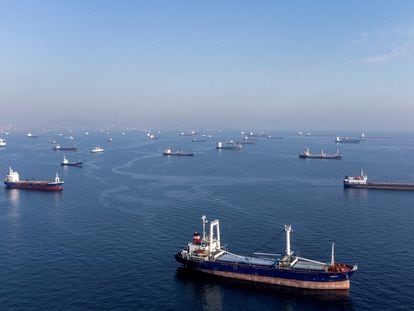 Decenas de cargueros, algunos de ellos que navegan gracias al acuerdo del mar Negro, en el Bósforo, el 31 de octubre.