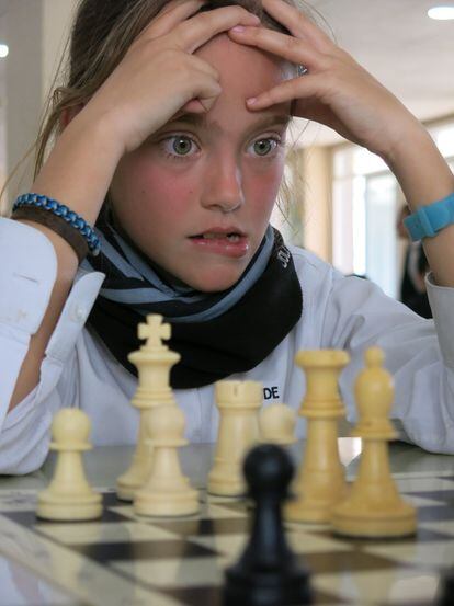 Una alaumna de El Altillo (Jerez de la Frontera), durante la clase de ajedrez