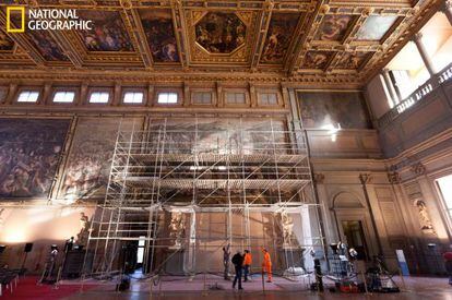 Estructura junto a la obra de Vasari sobre la que se ha trabajado para investigar la existencia del Da Vinci