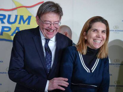 El presidente valenciano Ximo Puig, con la ingeniera Nuria Oliver, encargada de presentarlo en la conferencia celebrada hoy en Madrid.