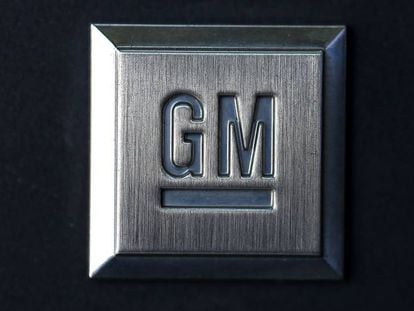 Logo de General Motors en un coche