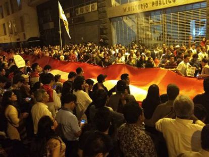 Una protesta a las afueras del Ministerio Público en Lima. En vídeo, las declaraciones del fiscal general y del fiscal de lavado de activos.