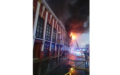 Bomberos participaban en las labores de extinción del incendio en las discotecas.