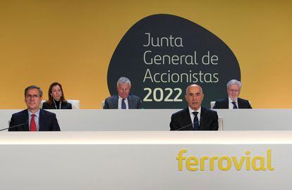 Momento de la junta de accionistas de Ferrovial. Abajo, a la derecha, Rafael del Pino, su presidente.