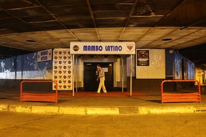 Un hombre camina por delante de la puerta de una discoteca en los bajos de Azca.