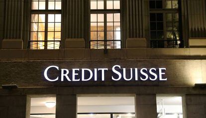 Logotipo de Credit Suisse en una oficina en Berna. 