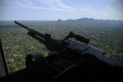 Los vuelos en helicóptero de las fuerzas armadas peruanas también han localizado nuevas áreas despobladas. Según la Interpol, Perú pierde hasta 250 millones de dólares anuales por la explotación forestal ilegal.