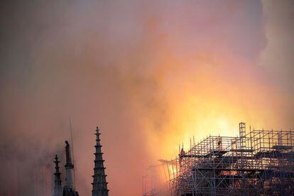 Vista del incendio en la catedral de Notre Dame este lunes en París, Francia.