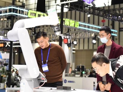 Visitantes en el área de exposición de robots industriales en la Conferencia Mundial de Fabricación Inteligente de 2023 en Nanjing, China, el 6 de diciembre de 2023.