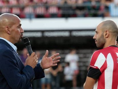 El presidente de Estudiantes de La Plata, Juan Sebastián Verón (i), presenta a Javier Mascherano.