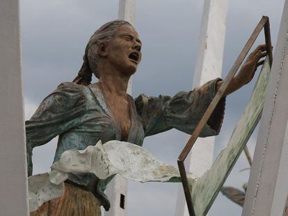 Estatua de Manuela Beltrán rompiendo el edicto en el Parque Nacional del Chicamocha, en Santander (Colombia).
