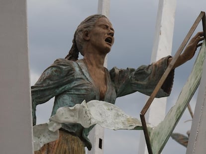 Estatua de Manuela Beltrán rompiendo el edicto en el Parque Nacional del Chicamocha, en Santander (Colombia).