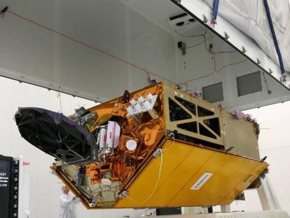 Reparación de un satélite en el Centro Europeo de la Ciencia y la Tecnología. El aparato será usado para medir la temperatura del planeta durante los próximos 20 años, su misión principal.