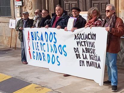 Concentración de la Asociación de Víctimas de Abusos en la Iglesia en Navarra.