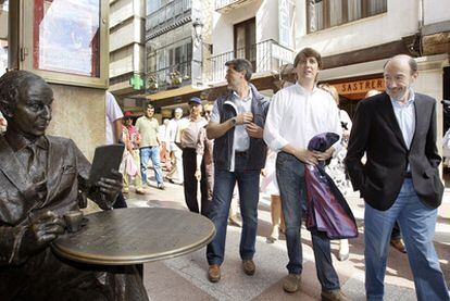 Rubalcaba, durante su paseo por el centro de Soria en compañía del alcalde socialista.