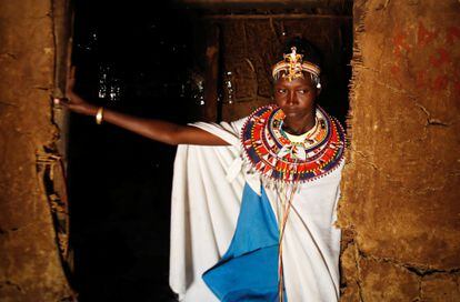 Christine Sitiyan, una mujer de la tribu samburu que escapó de la violencia de género, se encuentra en la entrada de una vivienda tradicional de barro en Umoja, donde vive. 