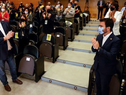 El presidente de ERC, Oriol Junqueras (izquierda), y el presidente de la Generalitat, Pere Aragonès, al inicio de la reunión del Consell Nacional de su partido en Barcelona.